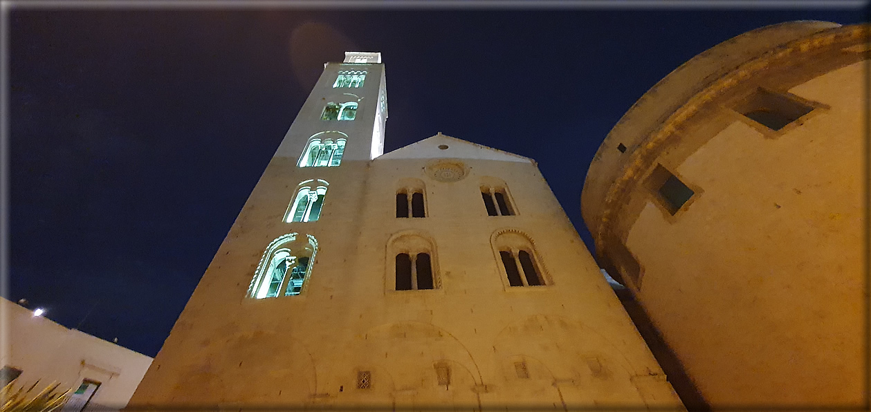 foto Bari di notte